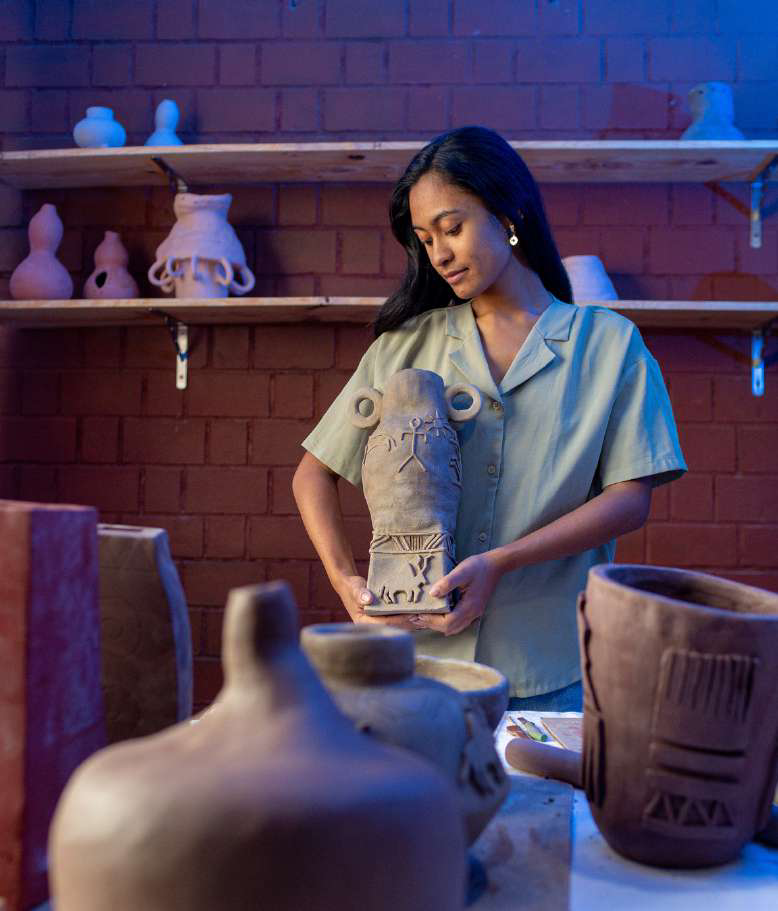Gloria Rabarison dans son atelier